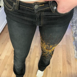 Jeans med tryck! - Så snygga mörkblåa jeans med ett coolt tryck. De är bootcut med så bra passform. Skulle säga att de passar storlekarna 26/27/28 beroende på hur man vill att de ska sitta. Säljer de för 150, har fler bilder så skriv om jag ska skicka dem!