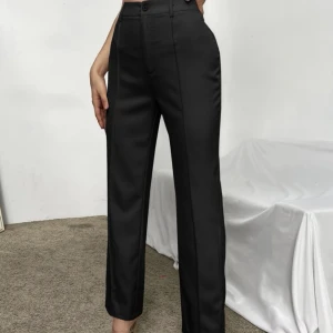 Kostymbyxor  - Jättesnygga kostymbyxor, aldrig använda säljer pga stor storlek. Jättefin och skön, bra längd och material. 