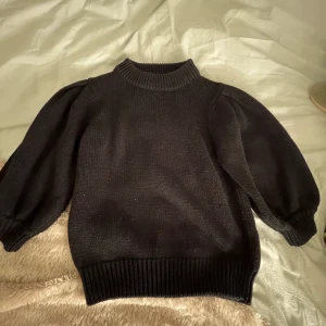 Fin stickad tröja ifrån gina - Fin stickad tröja, bra skick 