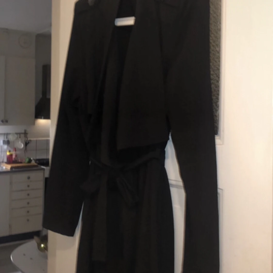 Svart tunn kappa( trenchcoat men i mjuk material)