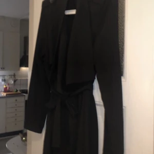 Svart tunn kappa( trenchcoat men i mjuk material) -  Mjuk svart kappa i trenchcoat stol