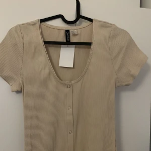 Helt ny klänning  - Jättesöt klänning från HM, helt ny och aldrig använd - prislappen sitter kvar. Nypris 149kr. Köparen står för frakten eller så möts jag gärna upp i Malmö. Hör gärna av er om ni har frågor 