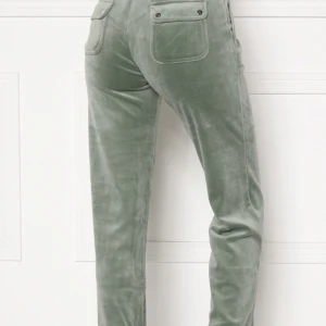 Juice couture byxor  - Hej❤️ jag söker juice couture byxor i storlek xxs max 200-500 helst🥰de färgerna jag söker är mörk grön, ljus grön, röd, svart , mörkblå, brun