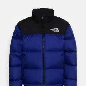 Blå North Face Nuptse jacka i otroligt gott skick! Inget slitage! Den är i storlek S😇👍