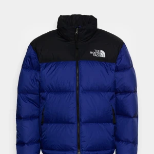 North Face Nuptse - Blå North Face Nuptse jacka i otroligt gott skick! Inget slitage! Den är i storlek S😇👍