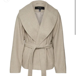 Kappa Vero Moda - Kappa från Vero Moda, storlek S. Säljer då jag beställde två olika storlekar. Ordinarie pris 700 kr. Helt oanvänd med prislapp kvar. 