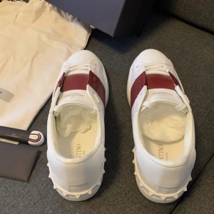 Valentino Garavani - Säljer skorna då jag gav dom till bruden då skorna inte passade henne😭 helt nya