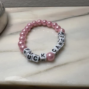 Handgjort armband!☺️ - Handgjort armband!☺️ alla pengar går oavkortat till Cancerfonden!☺️