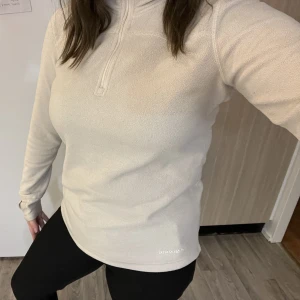 Fleecetröja Bagheera  - En beige fleecetröja från Bagheera i storlek L, passar även M🤍 skriv för mer info och vid intresse😊