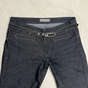 Lågmidjade jeans från Esprit - Sjukt snygga lågmidjade jeans från Esprit i nyskick. Jeansen är långa, raka och har ett bälte i midjan. Färgen syns bäst på bild 1 och 2.  Midja: 39 cm rakt över Fotvidd: 23 cm Innerbenslängd: 84 cm Har fler lågmidjade byxor på min profil :) 