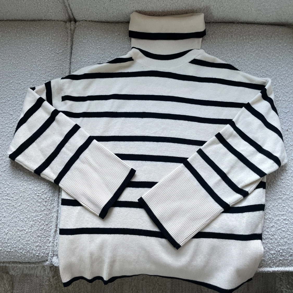 Randig stickad tröja polo