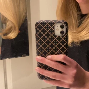 iPhone 11 By Malene Birger  - Mobilskal från By Malene Birger till iPhone 11, använts ca 2 mån så bra skick. En del färg har släppts men inget som märks 💕