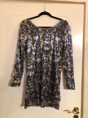 Paljettklänning - paljettklänning från BikBok. aldrig använd, jättebra skick. (första bilden är framsidan, andra bilden är baksidan) skicka pm om du har frågor eller vill se fler bilder <3 