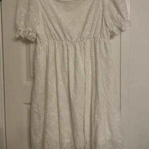Vit klänning - Helt oanvänd! Fint spets tyg. 