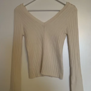 Pullover - jättegullig 2000-tals pullover från dilvin knit storlek S 💕 har små små tecken på användning men ser nästan helt ny ut, säljer för att den knappast kommit till användning 💗 Skriv privat för mer info!!!!