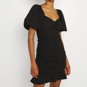Leah dress Ginatricot (oanvänd)🖤 - Suuuperfin klänning som jag aldrig använt, nypris 369, säljer för cirka 200