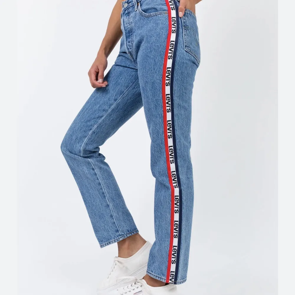 säljer ett par Levi’s jeans pga alldeles för korta på mig då jag är 168-170cm lång. På midjan är dom ca storlek M men vid längden ca storlek S. Har fått många komplimanger av dom. PS går ej o köpa idag i affärer eller hemsida. Original priset va ca 1500. Jeans & Byxor.