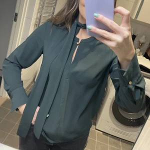 Grön blus - Blus från MQ Stockh lm. Inget att anmärka på. Storlek 36. 100 % polyester.