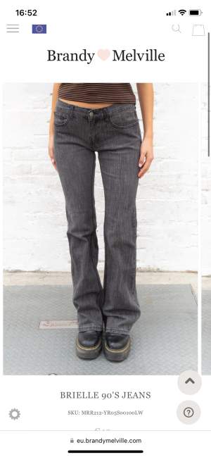 Trendiga Gråa lågmidjade bootcut jeans från brandy Melville.De är i bra skick ändstation använt ett fåtal gånger.Jag är 165 och på mig sitter dom perfekt i längden.säljer pågrund av att dom inte kommer till användning.Pris kan diskuteras.💗
