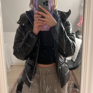 Glansig jacka - Säljer min supersnygga glansiga jacka från Nelly då den inte kommer till använd, köpt för 2 månader sedan därför i nyskick💞 ord pris 799kr , säljer för 549kr