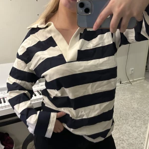 Tröja - Randig tröja från Zara. Aldrig använd men superfin och skön! Nypris 399.