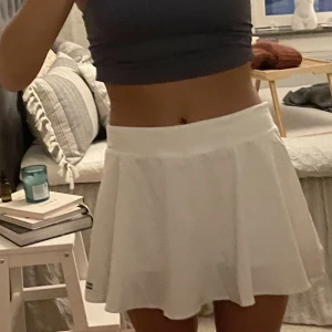 Tenniskjol  - Säljer denna snygga vita tenniskjol från Bidi Badu i storlek L, men passar mer M! Även S! Så passar alla tre storlekar! Säljer för 250kr plus frakt! 