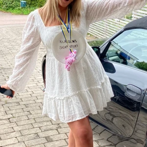 Studenklänning  - Säljer min otroligt fina studentklänning som endast är använd på studenten! Den är i petite modell, jag är 164 vilket var en rätt lagom modell! 200 kr + frakt🤍