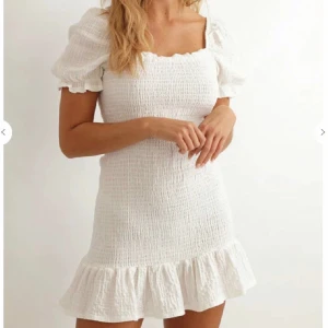 Vit klänning  - Säljer nu min fina klänning från Chiquelle som var helt slutsåld förra sommaren. Vid intresse kan jag skicka bilder på💞💫