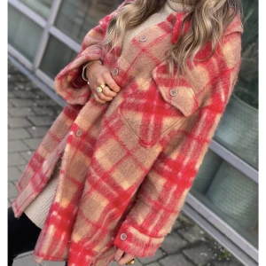 Skjortjacka Raglady by tara - Skjortjacka i längre modell från Raglady by tara, one size men passar XS-M, första bilden lånad från ragladys instagram! Köptes för 1499, säljer för 600, frakt tillkommer på 109kr spårbart med postnord! 