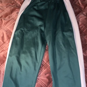 Byxor - Jätte sköna byxor sitter jätte bra på kroppen, man kan styla dom med nästan allt ❤️