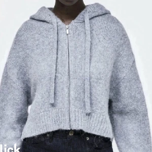 Zara stickad kofta blå  - Jättefin stickad kofta från zara, ljusblå i den större storleken.  Skriv för egna bilder❤️ 