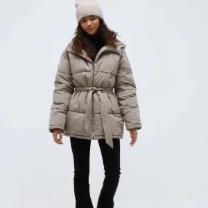 Jacka  - Säljer dessa 2 super fina och populära jackorna från Nelly nästan alltid slut sålda. Säljer både den beiga och gråa. Gråa helt nu prislapp kvar sen beiga har ja använt Max 3 gånger. 