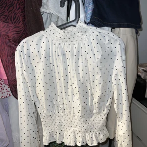 Blus bik bok - Sjukt snyggt blus från bik bok i strl S! Använd men trots det inga fläckar elr defekter! Älskar denna då man känner sig uppklädd men ändå classy💕 