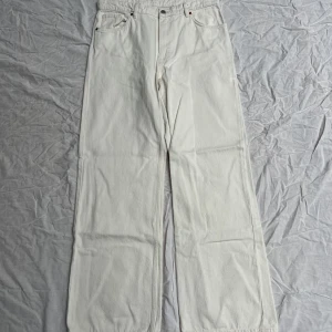 Monki (Yoko) jeans  - Vita byxor från monki, baggy passform. Finns mindre fläckar där bak vid nedre delen av byxorna (se bilder).