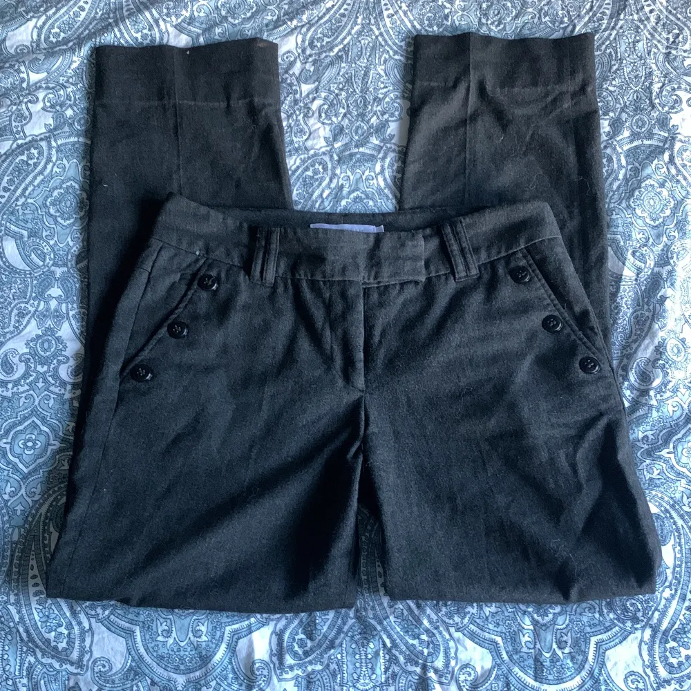 Jättefina low waist kostymbyxor, som tyvärr inte kommit till användning. Passar på mig som är 171 lång men för stora i midjan💕. Jeans & Byxor.