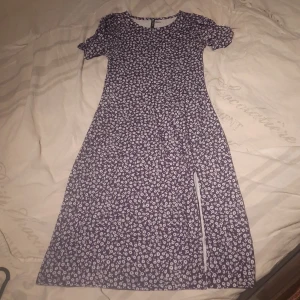 Blommig klänning  - En lång kläning.