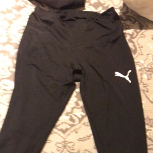 Puma tajts  - Det står puma på benet men fick inte vara mer bilder än 3. Tränings byxor minns inte priset men säljs för 250kr pris kan alltid diskuteras