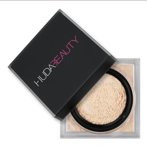HB SETTING POWDER - helt ny huda beauty easy bake setting powder i färgen POUND CAKE, endast swatchad 🤍