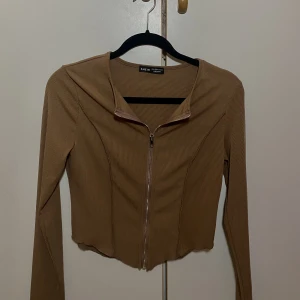 Beige/brun topp med dragkedja - Aldrig använd. Dragkedja hela vägen ner
