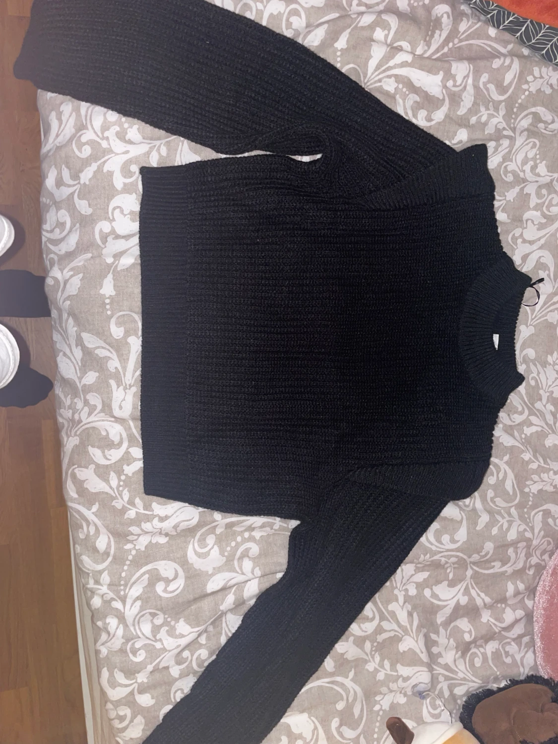 svart tröja med axelpuff - 90