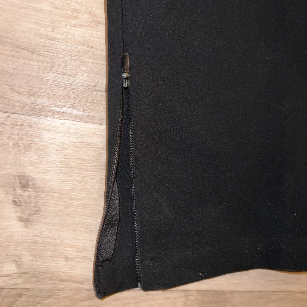 Jag säljer dessa svarta kostymbyxor ifrån NA-KD i storlek 36😊De har en slits längst ned man kan justera som man vill💓. Jeans & Byxor.