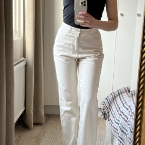 Vita Jeans med hög midja - Säljer cream vita jeans från NLY trend i storlek 36. Älskar dessa men aldrig använda pga jag hade velat att de var längre i benen. Jag är 170cm lång.