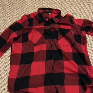 Flanellskjorta  - En röd flanellskjorta. I bra skick. Jag säljer då jag inte gillar den längre  