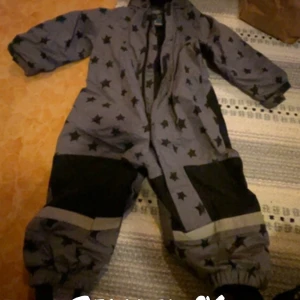 Skaloverall - Storlek 80, suddig bild men fin och använd ett fåtal gånger. 