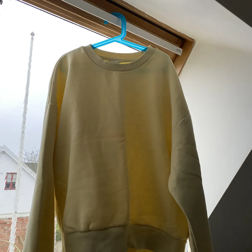 Skön gul sweatshirt som är använd ett fåtal gånger då jag inte tycker färgen klär mig . Tröjor & Koftor.