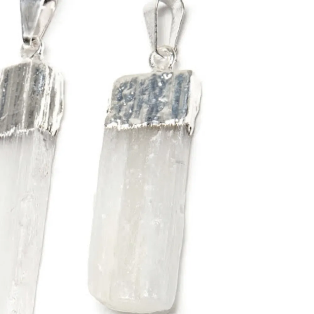 Äkta selenit halsband köpt för 240kr säljs för 150kr med frakt på 16 kr, vid köp får man en gratis random kristall oxå😌. Övrigt.