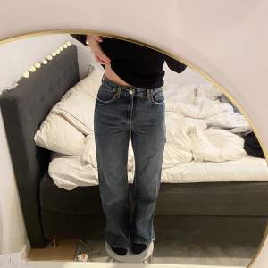 Mörkblåa lite utsvängda jeans från Zara! Storlek 36 💙