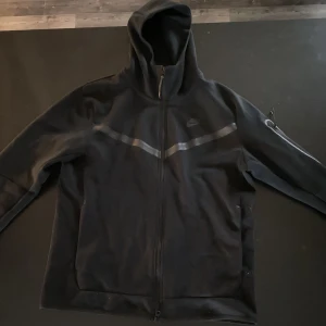Nike tech fleece - Nike tech fleece  Den är i väldigt bra skick 9/10 Priset kan gå att diskuteras