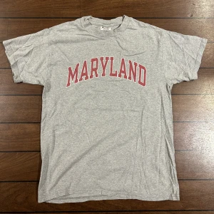 Champion Maryland tshirt  - Snygg vintage T-shirt i storlek M! Bara att skriva om du har några frågor🙏
