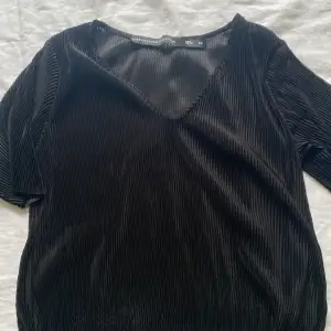 Kortärmad tröja från Lager 157. Den är lite genomskinlig, men har man en svart topp under e den super snygg. Räfflat material. Storlek XS men är stor i storleken. Pris kan diskuteras!